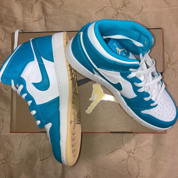 Jordan 1’s mid Sneaker BRAND NEW FRESH OUT THE BOX - Picture 3 of 6